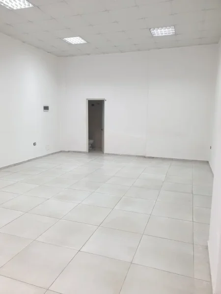 Tirane, jepet me qera dyqan Kati 0, 55 m² 500 € (Rruga Besim Alla)