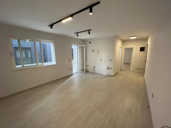 Tirane, jepet me qera ambjent biznesi Kati 4, 49 m² 700 € (Piramida)
