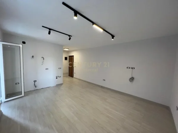 Tirane, jepet me qera ambjent biznesi Kati 4, 49 m² 700 € (Piramida)