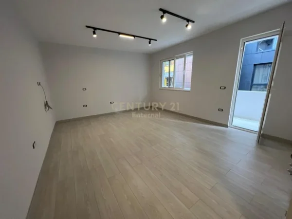 Tirane, jepet me qera ambjent biznesi Kati 4, 49 m² 700 € (Piramida)