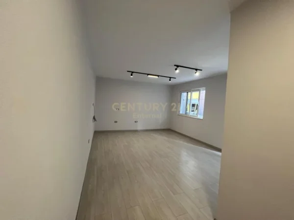 Tirane, jepet me qera ambjent biznesi Kati 4, 49 m² 700 € (Piramida)