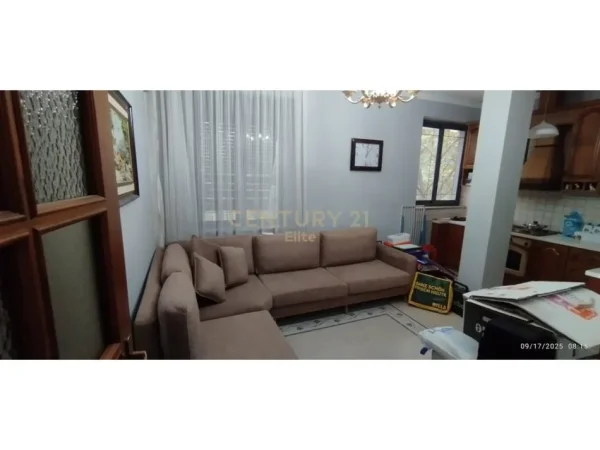 Tirane, jepet me qera apartament 1+1 Kati 2, 65 m² 500 € (Pallatet Agimi)