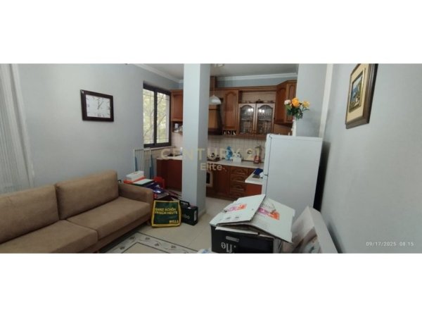 Tirane, jepet me qera apartament 1+1 Kati 2, 65 m² 500 € (Pallatet Agimi)