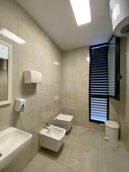 Tirane, jepet me qera dyqan Kati 1, 280 m² 4600 € (Bulevardi Zogu i Pare)