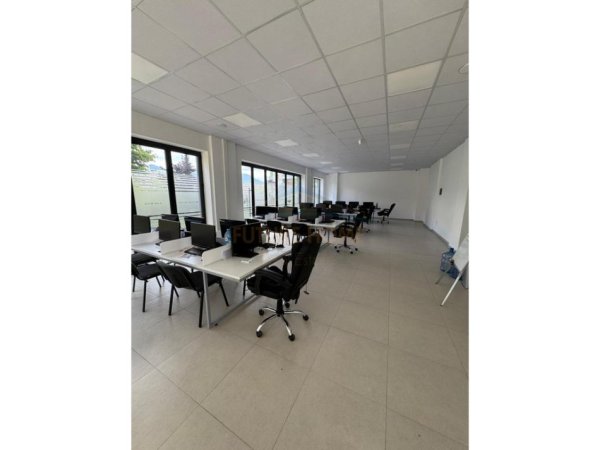 Tirane, jepet me qera ambjent biznesi Kati 0, 122 m² 2.000 € 