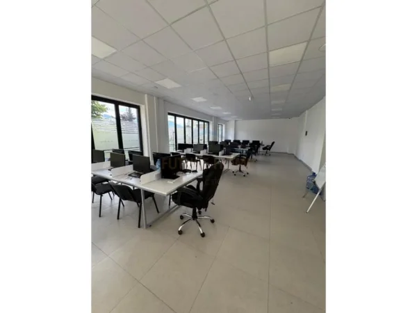 Tirane, jepet me qera ambjent biznesi Kati 0, 122 m² 2.000 € 