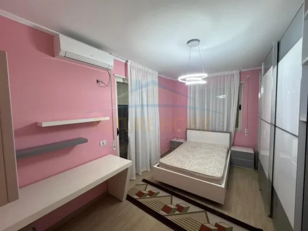 Tirane, jepet me qera apartament 3+1 Kati 2, 125 m² 900 € 