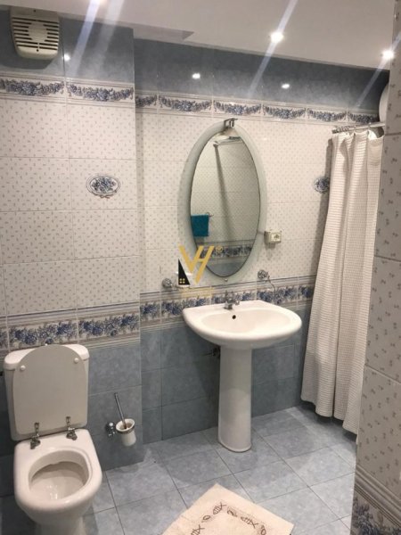Tirane, jepet me qera apartament 3+1+Ballkon Kati 6, 123 m² 1.100 € (QENDER)