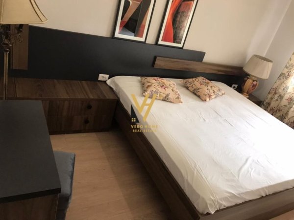 Tirane, jepet me qera apartament 3+1+Ballkon Kati 6, 123 m² 1.100 € (QENDER)
