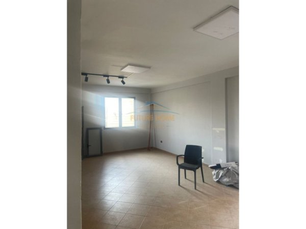 Tirane, jepet me qera ambjent biznesi Kati 2, 400 m² 1.500 € 