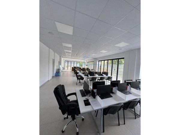 Tirane, jepet me qera ambjent biznesi Kati 0, 122 m² 2.000 € 