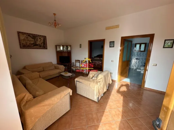 Vlore, shitet shtepi Kati 0, 246 m² 85.000 € (Rruga Armen)