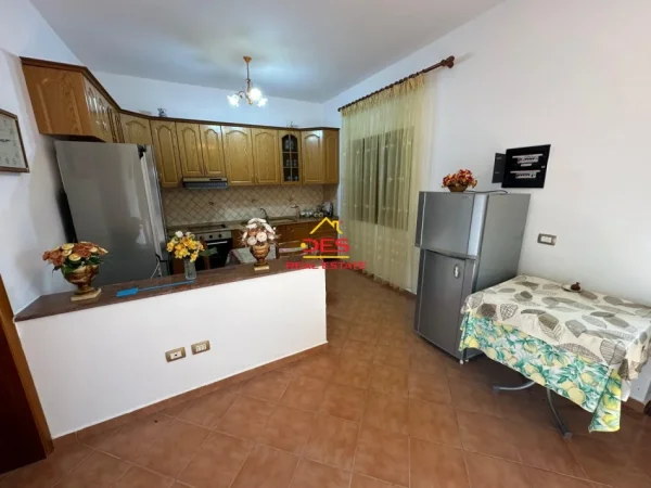 Vlore, shitet shtepi Kati 0, 246 m² 85.000 € (Rruga Armen)