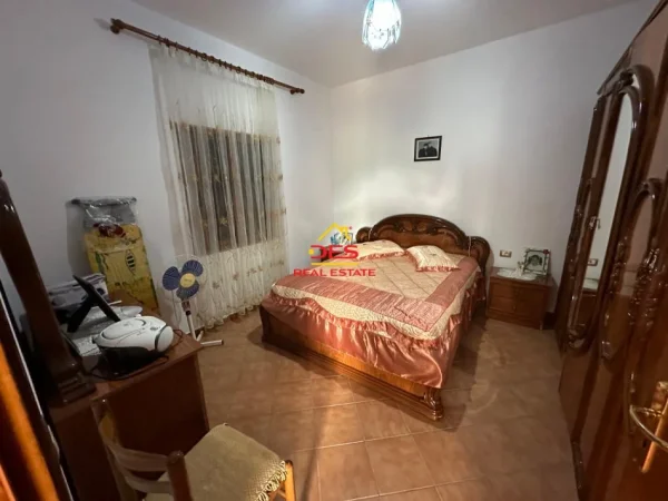 Vlore, shitet shtepi Kati 0, 246 m² 85.000 € (Rruga Armen)