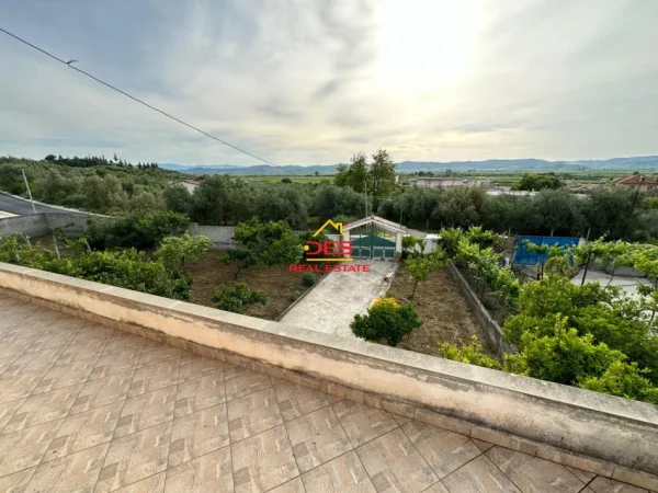 Vlore, shitet shtepi Kati 0, 246 m² 85.000 € (Rruga Armen)