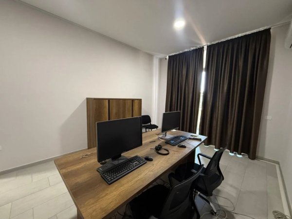 Tirane, jepet me qera zyre , 75 m² 450 € 