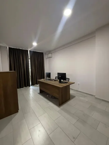 Tirane, jepet me qera zyre , 75 m² 450 € 