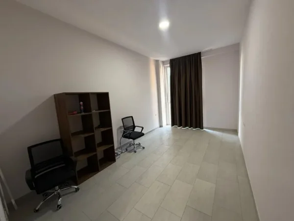 Tirane, jepet me qera zyre , 75 m² 450 € 