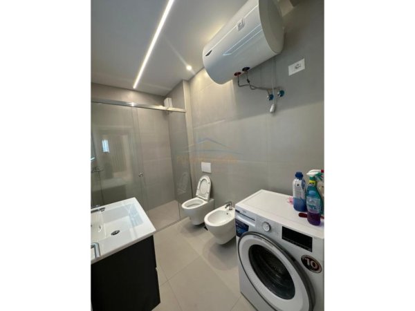 Tirane, jepet me qera apartament 2+1 Kati 2, 117 m² 800 € (Unaza e Re , Residenca River)