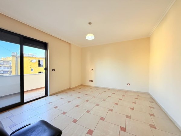 Tirane, jepet me qera zyre Kati 3, 132 m² 950 € (Rruga Kajo Karafili)