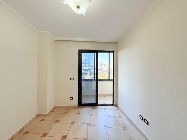 Tirane, jepet me qera zyre Kati 3, 132 m² 950 € (Rruga Kajo Karafili)