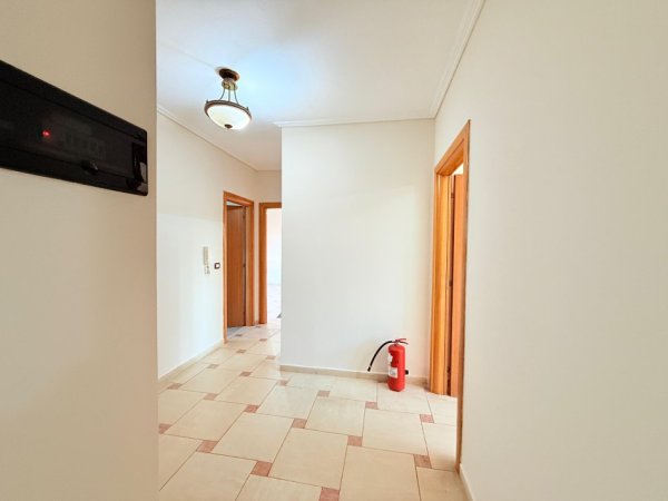 Tirane, jepet me qera zyre Kati 3, 132 m² 950 € (Rruga Kajo Karafili)