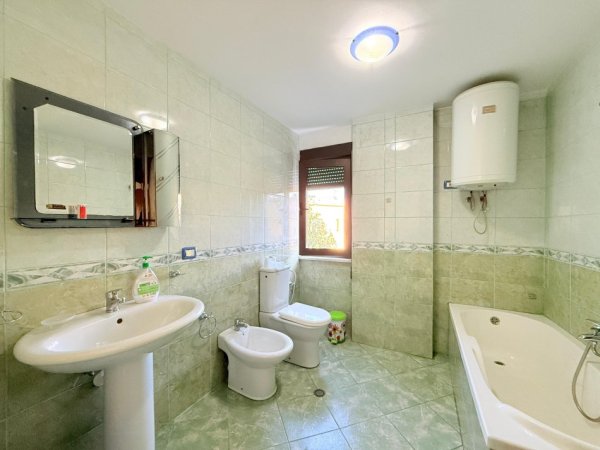 Tirane, jepet me qera zyre Kati 3, 132 m² 950 € (Rruga Kajo Karafili)