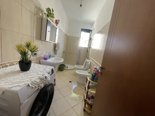 Vlore, jepet me qera apartament 2+1+Ballkon Kati 7, 650 € (Lungomare Rruga : Shyqyr Ali Merka)