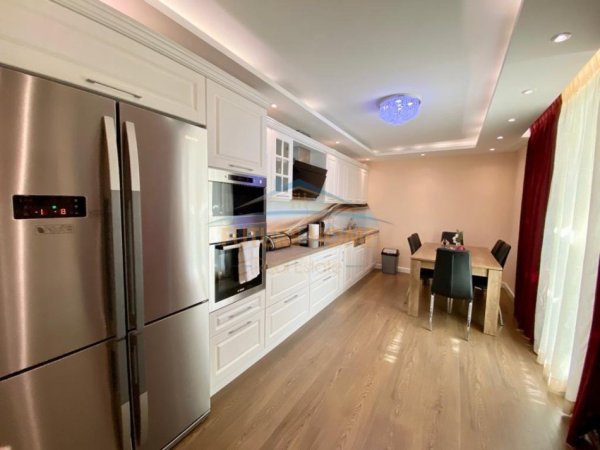 Tirane, jepet me qera apartament 3+1 Kati 3, 130 m² 1.200 € 