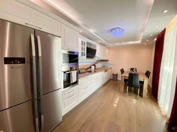 Tirane, jepet me qera apartament 3+1 Kati 3, 130 m² 1.200 € 