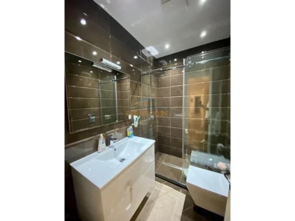 Tirane, jepet me qera apartament 3+1 Kati 3, 130 m² 1.200 € 