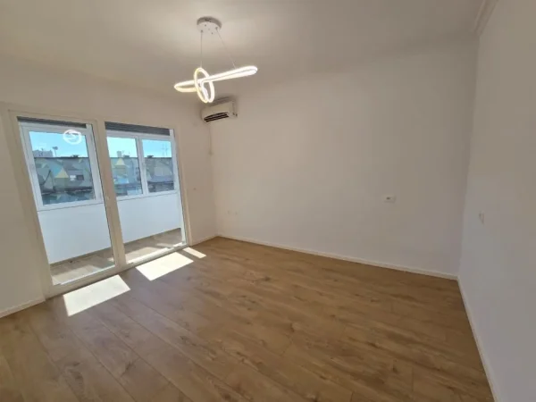 Shitet Apartment Te Rr Bardhyl Në Rr Kryesore Afër Spitaleve sipërfaqja 77m²