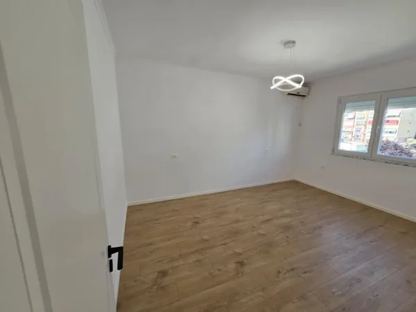 Shitet Apartment Te Rr Bardhyl Në Rr Kryesore Afër Spitaleve sipërfaqja 77m²