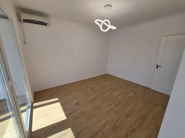 Shitet Apartment Te Rr Bardhyl Në Rr Kryesore Afër Spitaleve sipërfaqja 77m²