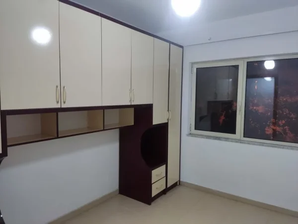 Tirane, jepet me qera apartament 2+1 Kati 1, 84 m² 380 € (astir)