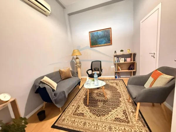 Tirane, jepet me qera apartament 3 Katshe Kati 1, 210 m² 1.200 € (PRANE SHKOLLES BALETIT)