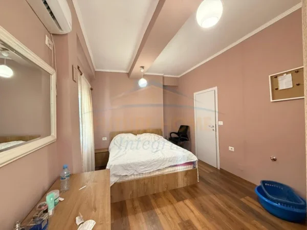 Tirane, jepet me qera apartament 3 Katshe Kati 1, 210 m² 1.200 € (PRANE SHKOLLES BALETIT)