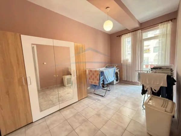 Tirane, jepet me qera apartament 3 Katshe Kati 1, 210 m² 1.200 € (PRANE SHKOLLES BALETIT)