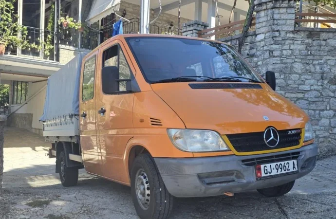 Gjirokaster, shitet Sprinter 208 Nafte, portokalli manuale 246.623 km 8.500 €