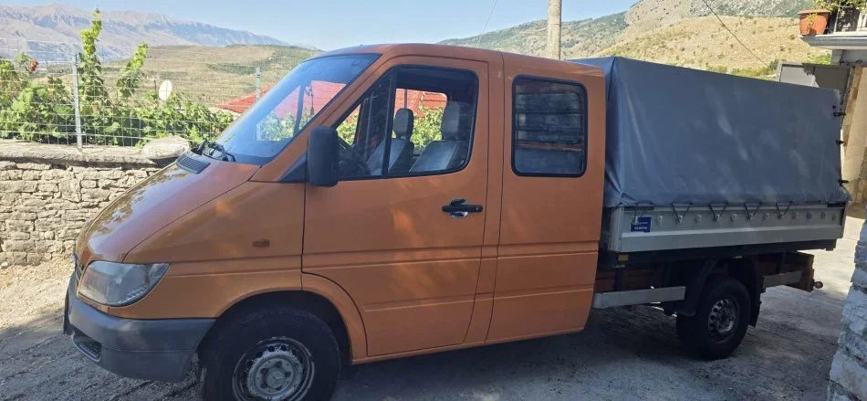 Gjirokaster, shitet Sprinter 208 Nafte, portokalli manuale 246.623 km 8.500 €