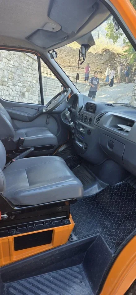 Gjirokaster, shitet Sprinter 208 Nafte, portokalli manuale 246.623 km 8.500 €