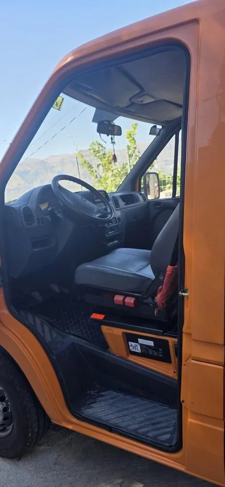 Gjirokaster, shitet Sprinter 208 Nafte, portokalli manuale 246.623 km 8.500 €