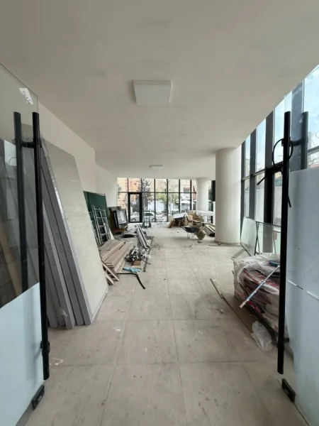 Tirane, jepet me qera dyqan Kati 0, 120 m² 2.700 € (Mine Peza)