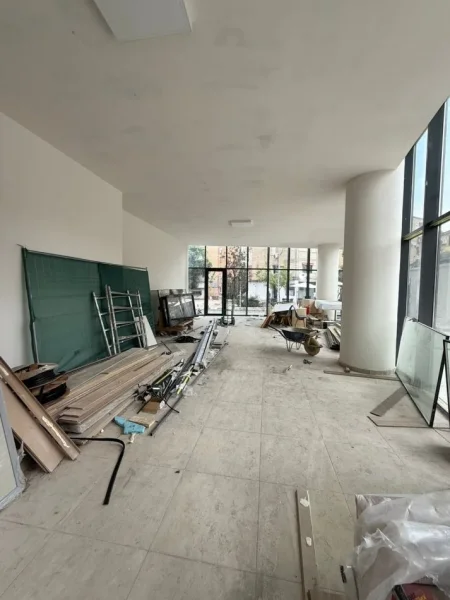 Tirane, jepet me qera dyqan Kati 0, 120 m² 2.700 € (Mine Peza)