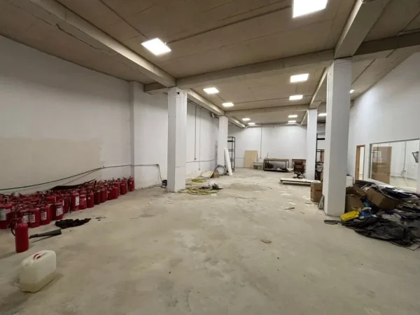 Tirane, jepet me qera magazine , 2.230 m² (Kodra e Diellit 2)