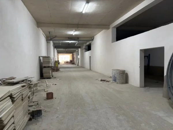 Tirane, jepet me qera magazine , 2.230 m² (Kodra e Diellit 2)