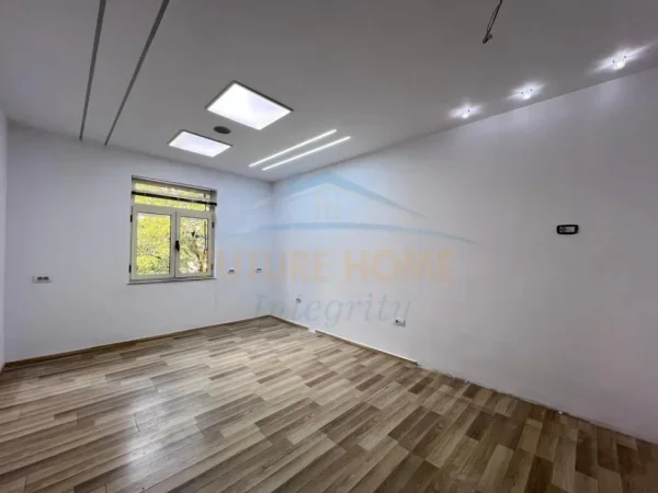 Tirane, jepet me qera apartament 2+1+Ballkon Kati 4, 70 m² 700 € (Libri Universitar)