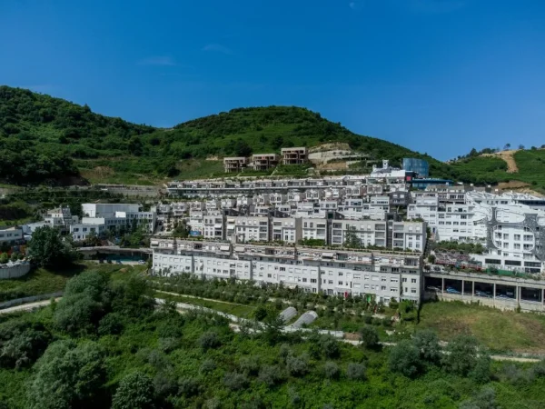Tirane, jepet me qera magazine , 2.230 m² (Kodra e Diellit 2)