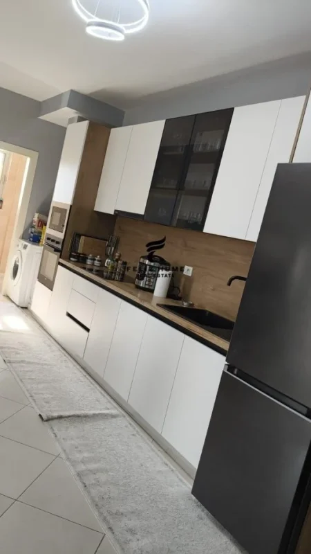 Tirane, shitet apartament 1+1 Kati 5, 74 m² 110.000 € (FRESKU)