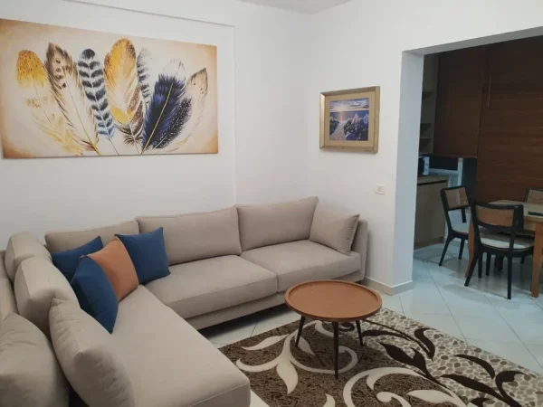Tirane, jepet me qera 1+1 Kati 3, 60 m² 600 € 